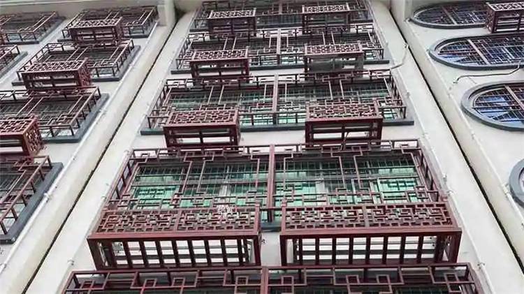 雕镂之间，凉意暗藏——仿古方格铝单板空调罩的诗意营造
